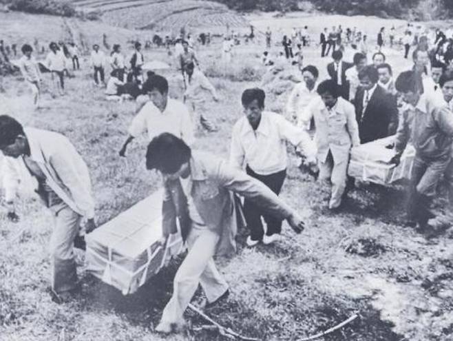 1980년 5·18항쟁이 끝난 뒤 시민들이 희생자들의 주검을 광주 북구 망월동 시립묘지로 옮기고 있다. 한겨레 자료 사진