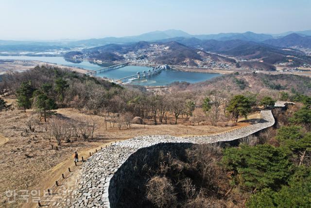 파사성은 남한강 유역 군사와 물류를 감시하기 좋은 위치다. 좌측 아래에 이포보가 보인다.