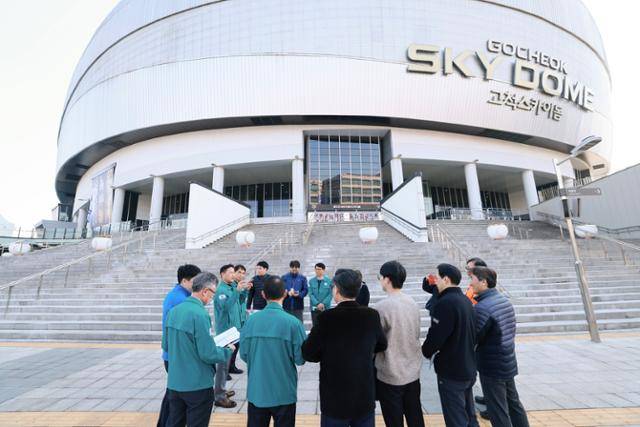 서울 구로구 등은 메이저리그 월드투어 서울시리즈를 앞두고 지난 14일 고척스카이돔 등에서 유관기관 합동 현장점검을 했다. 구일역도 코레일에서 점검을 오는 등 분주했다. 하지만 그곳에서 일하는 역무원에 대한 차별에 공직자들이 얼마나 관심을 가지고 있는지 의문이다. 구로구 제공