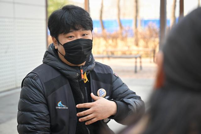 이민호 구일역 역무원이 역 앞에서 인터뷰하고 있다. 정다빈 기자