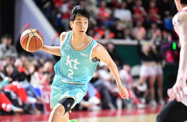 25일 잠실학생체육관에서 열린 2023-2024 정관장 프로농구 서울 SK와 수원 KT의 경기, KT 허훈 돌파. 사진=KBL
