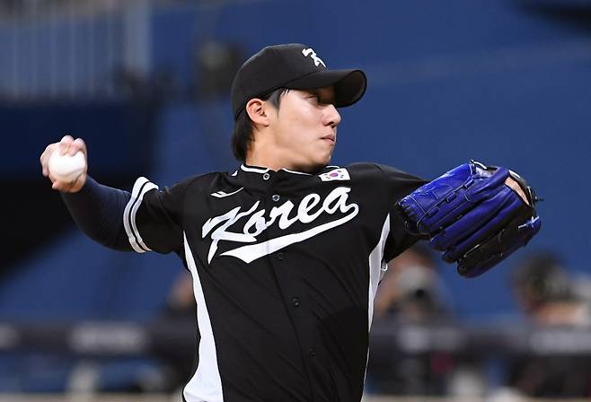 팀 코리아 원태인이 17일 고척스카이돔에서 열린 ‘메이저리그 월드투어 서울 시리즈 2024’ 샌디에이고 파드리스와 스페셜 매치 3회말 등판해 힘차게 공을 던지고 있다.고척돔=정시종 기자&nbsp;