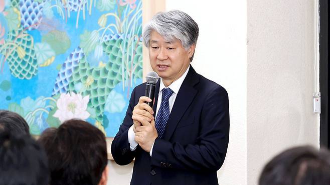 법조기자단 간담회에서 발언하는 이종석 헌법재판소장 [헌법재판소 제공]