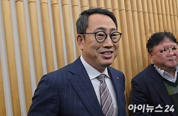 지난 26일 오전 유영상 SK텔레콤 대표가 제40기 정기주주총회를 마친 뒤 취재진과 만나 질의응답을 이어가고 있다. [사진=안세준 기자]