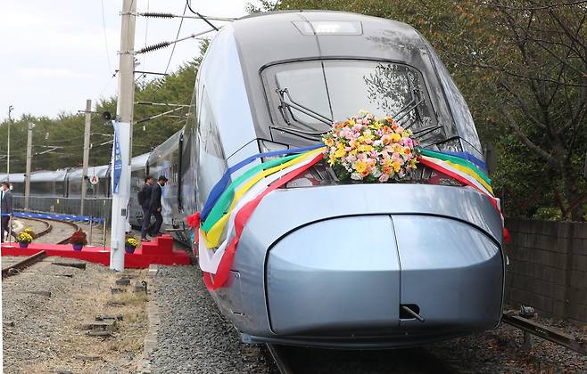 KTX와 KTX-산천을 대체할 최고 시속 320㎞ 동력 분산식 고속차량인 EMU-320. 현대로템이 제작해 출고했다. 연합뉴스