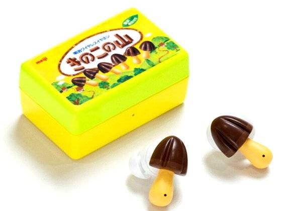 무선 이어폰은 키노코노야마 과자 상자 모양과 흡사한 케이스 안에 초코송이 무선 이어폰 두 개가 들어간다. 사진 온라인 커뮤니티 캡처