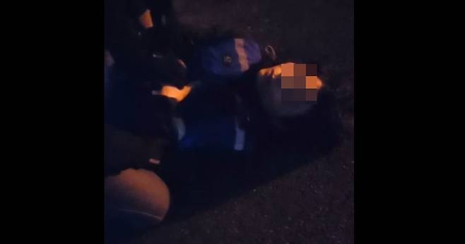 박진재 자유통일당 국회의원 후보와 ‘자국민보호연대’ 회원들이 한 이주노동자를 도로에 눕히고 몸을 눌러 제압하고 있다. 박 후보 유튜브·틱톡