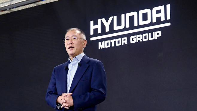 Hyundai Motor Group Executive Chair Chung Euisun delivers his New Year's address at Kia AutoLand Gwangmyeong in Gyeonggi Province on Jan. 3. (Hyundai Motor Group)