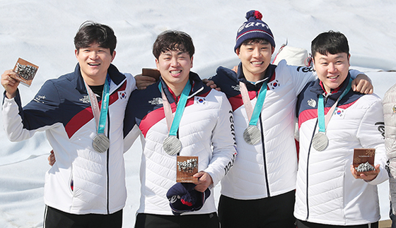 From left: Kim Dong-hyun, Seo Young-woo, Jeon Jung-rin and Won Yoon-jong won silver medals in men's four-man bobsleigh at the PyeongChang Olympics in 2018. [JOONGANG ILBO]