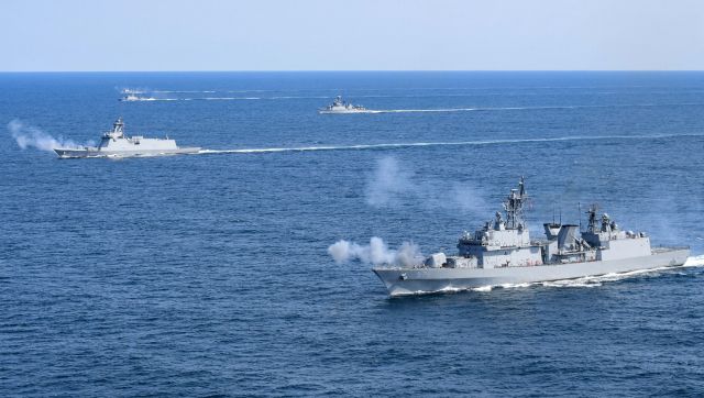 27일 동해상에서 광개토대왕함(DDH-Ⅰ·사진 아래쪽부터), 포항함(FFG-Ⅱ), 부산함(FF) 등 해군 1함대 함정들이 기동훈련을 하고 있다.  해군1함대 제공