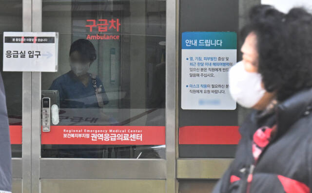 의대증원 확대에 반대하는 전공의들의 이탈로 의료공백이 장기화하고 있는 가운데, 인천 한 대학병원 응급실에서 간호사가 분주히 움직이고 있다. 경기일보DB