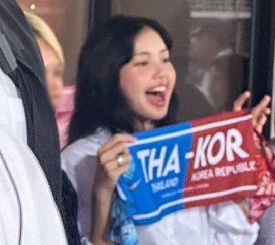 관중석에서 포착된 걸그룹 블랙핑크 리사. 사진ㅣ온라인 커뮤니티 캡처