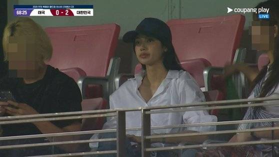 중계 카메라에 포착된 리사. 사진 ㅣ온라인 커뮤니티 캡처