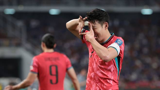 26일 태국 방콕 라자망갈라 스타디움에서 열린 2026 북중미 월드컵 아시아 지역 2차 예선 C조 4차전 한국과 태국의 경기. 후반전 팀 두번째 골을 넣은 손흥민이 세리머니를 하고 있다. [사진 = 연합뉴스]