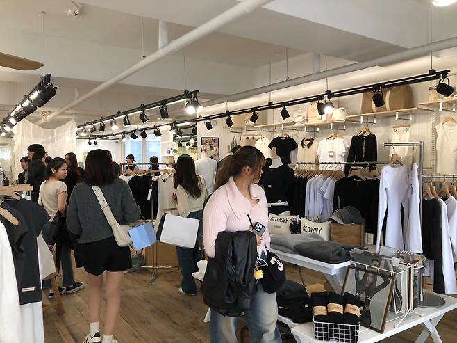 서울 한남동 글로니 쇼룸에서 국내외 고객들이 쇼핑하고 있는 모습.  글로니