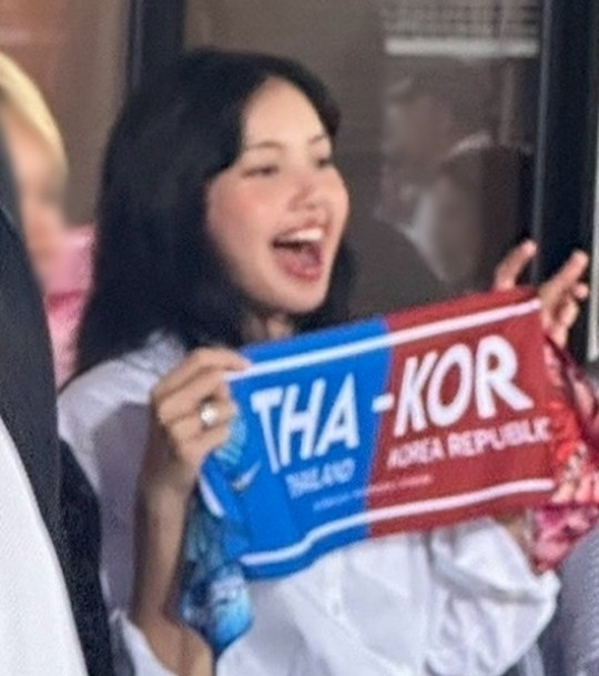 그룹 블랙핑크의 리사가 한국과 태국을 모두 응원하는 ‘탕평’으로 눈길을 끌었다. / 사진 = 온라인 커뮤니티