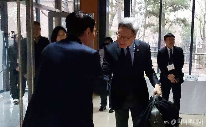 [베이징(중국)=뉴시스] 박정규 특파원 = 제22대 국회의원선거 재외국민 투표 첫날인 27일 정재호 주중국한국대사가 중국 베이징 차오양구 주중한국대사관에 마련된 재외투표소에 들어서고 있다. 재외국민 투표는 오는 4월 1일까지 해외 115개국 220개 투표소에서 진행된다. 재외 유권자는 14만7000여 명이다. 2024.03.27. pjk76@newsis.com /사진=류현주