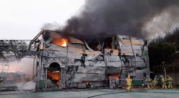 이날 오후 6시4분쯤 인천 서구 왕길동의 한 창고 건물에서 화재가 발생했다./사진=뉴스1