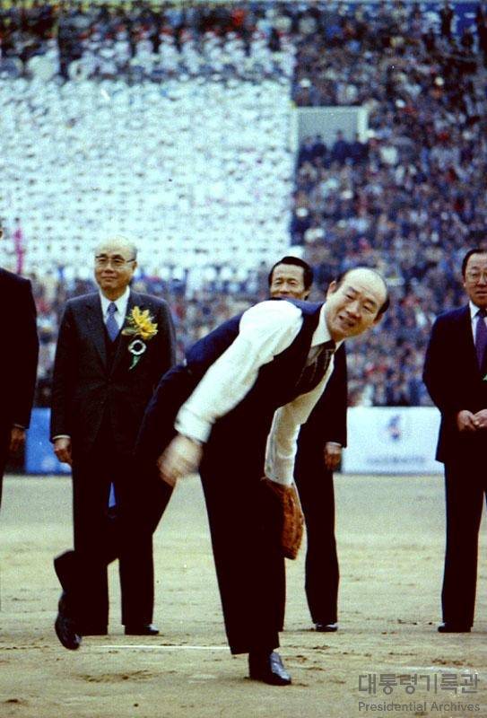 1982년 3월27일 KBO리그가 출범했다. 사진은 프로야구 개막전에서 시구를 하는 당시 전두환 대통령. /사진=대통령기록관