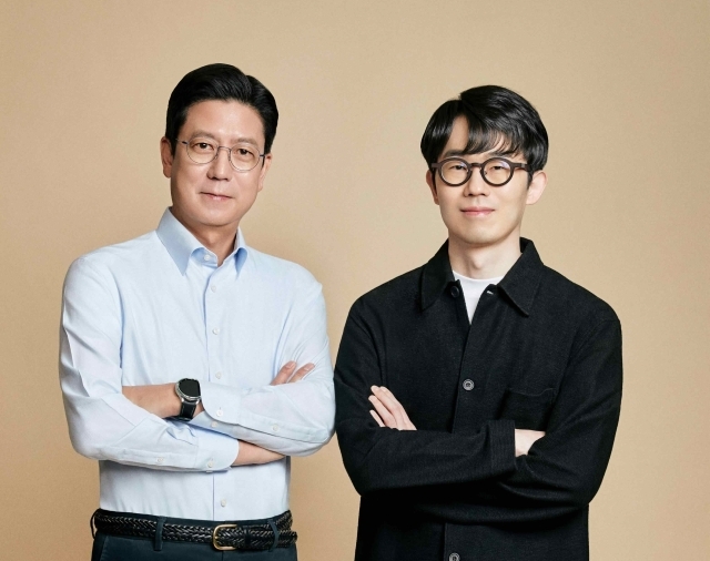 김정욱(왼쪽), 강대현 넥슨코리아 신임 대표. /넥슨코리아