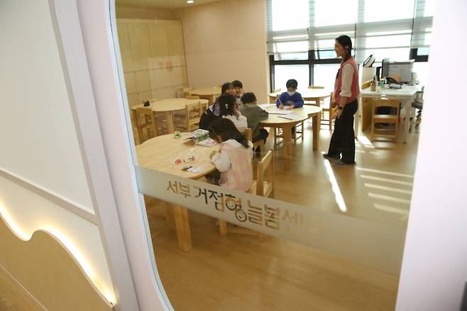 18일 인천 서구 가정동에 위치한 서부 거점형 늘봄센터에서 아이들이 교육 프로그램에 참여하고 있다. 김광우 기자.