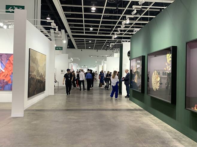 26일 홍콩 컨벤션센터에서 개막한 VIP 사전 관람(프리뷰) 첫날, 아트바젤 홍콩 전시장 내부. [홍콩=이정아 기자]