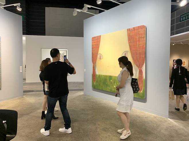 26일 홍콩 컨벤션센터에서 개막한 VIP 사전 관람(프리뷰) 첫날, 아트바젤 홍콩 전시장 내부. [홍콩=이정아 기자]