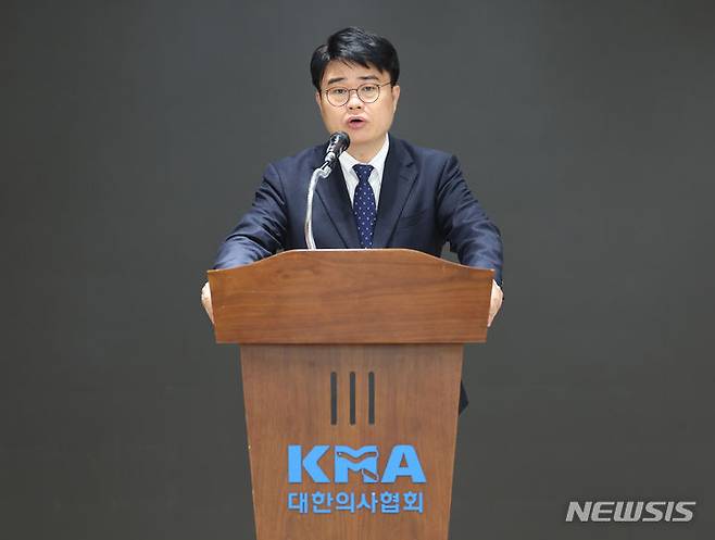 [서울=뉴시스] 김진아 기자 = 42대 대한의사협회 회장에 당선된 임현택 대한소아청소년의사회장이 26일 서울 용산구 대한의사협회 회관에서 열린 제42대 대한의사협회 회장 선거 결선 개표에서 당선소감을 밝히고 있다. 2024.03.26. bluesoda@newsis.com