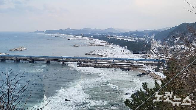 방파제 공사로 해안선이 훼손된 맹방해수욕장. 주보배 수습기자