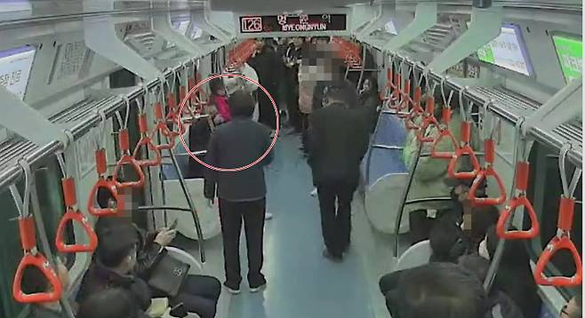 지난 9일 부산도시철도 1호선에서 방화를 시도한 남성과 이를 말리는 역무원 모습. 부산교통공사 제공