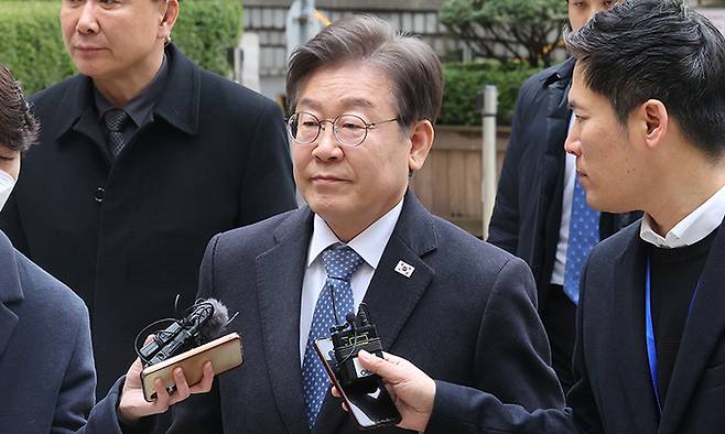 이재명 더불어민주당 대표가 26일 서울 서초구 서울중앙지법에서 열린 대장동 배임 및 성남FC 뇌물의혹 공판에 출석하고 있다. 이제원 선임기자