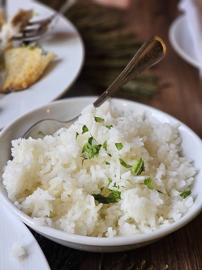 허브를 얹은 쌀밥.