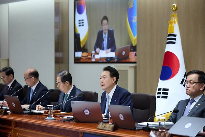 윤석열 대통령이 26일 용산 대통령실 청사에서 열린 제14회 국무회의를 주재하며 모두발언을 하고 있다. 대통령실 제공