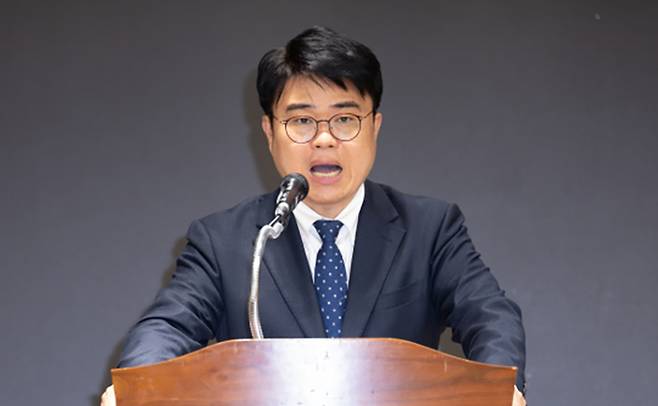 42대 대한의사협회장에 당선된 임현택 소아과의사회장이 26일 오후 서울 용산구 대한의사협회에서 열린 결선 투표에서 소감을 밝히고 있다. 연합뉴스