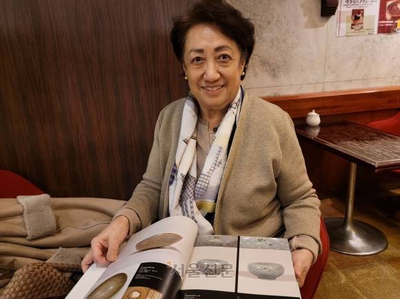 초대 일본 오사카 총영사인 이병창 박사의 딸 이성희씨가 도쿄 유라쿠초의 한 카페에서 아버지가 오사카시립동양도자미술관에 기증한 한국 도자기 도록을 보여 주고 있다.  도쿄 김진아 특파원