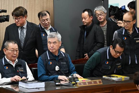 김정환 서울시버스운송사업조합 이사장(왼쪽 뒷줄)과 박점곤 전국자동차노조 서울시버스노동조합 위원장(왼쪽 앞줄) 등 노사 교섭위원들이 27일 오후 서울 영등포구 서울지방노동위원회에서 열린 조정 절차에 참석하고 있다. 2024.3.27 홍윤기 기자