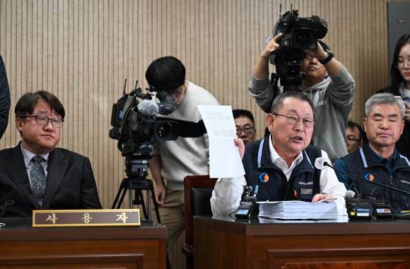 서울 시내버스 노조의 총파업 예고 전날인 27일 오후 서울 영등포구 서울지방노동위원회에서 박점곤 서울시버스노동조합 위원장(오른쪽)이 조정회의에서 발언하며 인천시와 서울시의 임금 인상률을 비교한 종이를 들어올리고 있다. 2024.3.27 홍윤기 기자