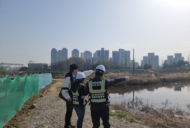 한국농어촌공사 직원들이 저수지 점검을 실시하고 있는 모습. 사진제공 | 한국농어촌공사