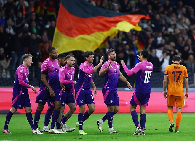 독일 선수들이 네덜란드전에서 퓔크루크의 역전골 이후 기뻐하고 있다. 로이터연합