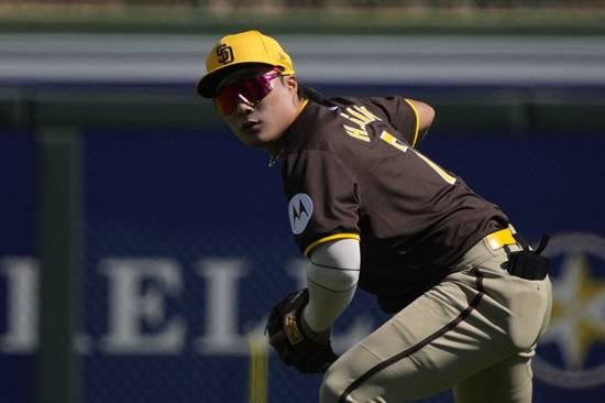 미국 메이저리그 샌디에이고 파드리스의 김하성. 27일 미국 캘리포니아주 샌디에이고의 펫코파크에서 열린 2024 메이저리그 시범경기 시애틀 매리너스와 홈 경기에서 5번타자 겸 유격수 선발출전, 2타수 1안타 1타점을 기록했다. 사진 USA 투데이 스포츠 연합뉴스