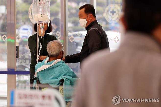 의정 갈등이 장기화하는 지난 26일 광주 동구 전남대병원에서 환자들이 이동하고 있다(연합뉴스=자료사진)