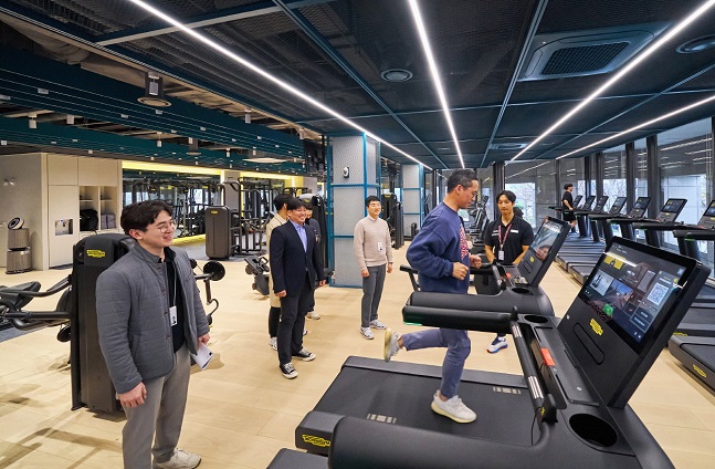 LG 직원들이 LG트윈타워 동관 2층에 신규 조성된 '트윈 피트니스'에서 운동기구를 체험하고 있다. 트윈 피트니스는 시범 운영을 거쳐 5월 초 정식 오픈한다. /사진=LG 제공