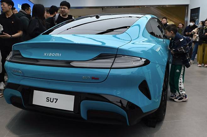 샤오미가 출시한 전기차 SU7이 지난 26일 베이징 한 샤오미 매장에 전시돼있다. (사진=AFP)