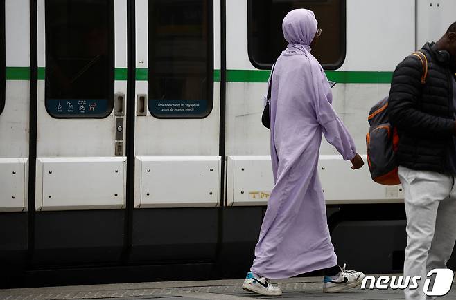 프랑스 낭트의 거리에서 한 여성이 이슬람교 여성 전통복인 '아바야'를 입고 걸어가고 있다. 2023.08.29 ⓒ 로이터=뉴스1 ⓒ News1 정지윤 기자