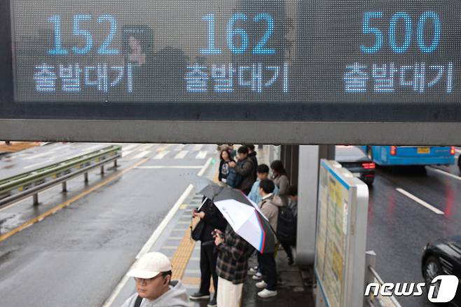 서울 시내버스 노조가 총파업에 돌입한 28일 오전 서울역 버스환승센터에서 시민들이 버스를 기다리고 있다. 서울 버스가 멈춰 선 것은 2012년 부분 파업 이후 12년 만이다. 2024.3.28/뉴스1 ⓒ News1 신웅수 기자