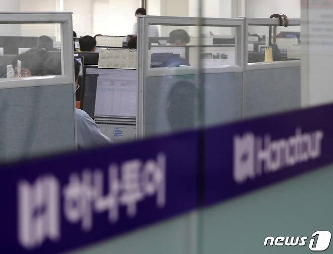 서울 종로구 하나투어 본사에서 직원들이 업무를 보고 있다. /뉴스1 ⓒ News1 이동해 기자