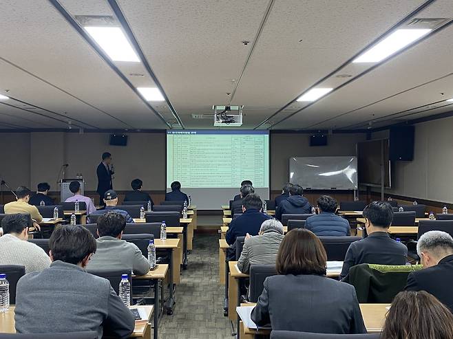 27일 청주도시첨단문화산업단지에서 충청지역본부 김성훈 실장이 강의중인 모습.(국토안전관리원 제공)