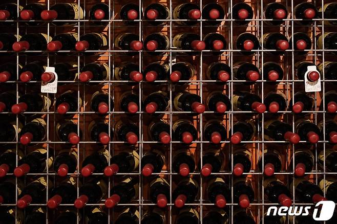 호주 뉴사우스웨일스주의 한 양조장에서 와인이 진열돼 있는 모습. 2021.11.14. ⓒ 로이터=뉴스1 ⓒ News1 정윤영 기자