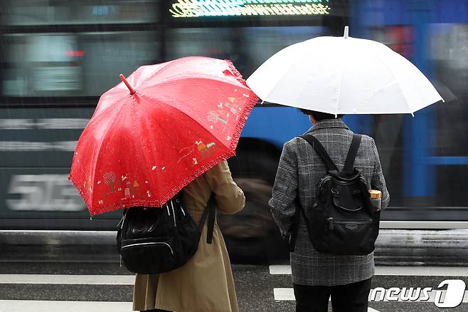 봄비가 요란하게 내리는 28일 오후 대구 도심 횡단보도에서 우산을 쓴 시민들이 보행자 신호를 기다리고 있다. 2024.3.28/뉴스1 ⓒ News1 공정식 기자