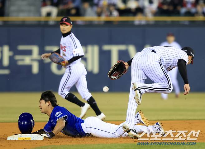 2루 베이스를 향해 미끄러져 들어가며 도루를 시도하는 류지혁과 베이스 커버를 들어온 오지환과의 충돌